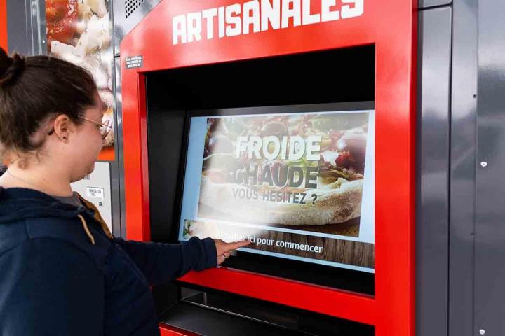 Nous avons des distributeurs de pizzas.